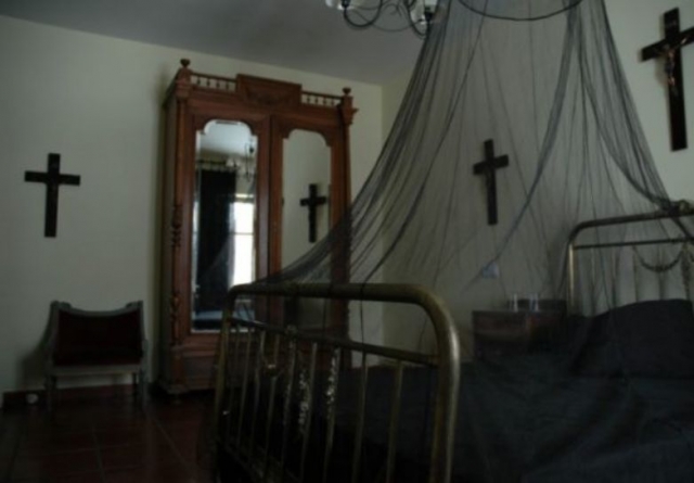 Habitacion con crucifijos